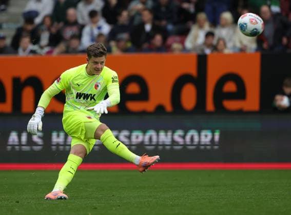 04 10 2025, 1 Bundesliga , FC Augsburg vs VfL Wolfsburg, WWK Arena Augsburg , Soccer, Sports, in the picture Finn Dahmen FC Augsburg
