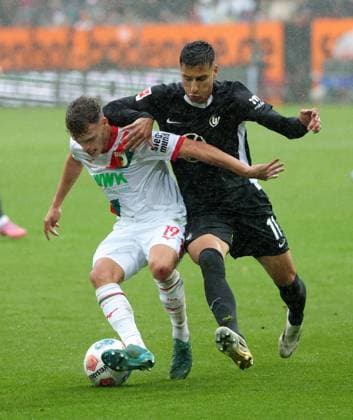 04 10 2025, 1 Bundesliga , FC Augsburg vs VfL Wolfsburg, WWK Arena Augsburg , Soccer, Sports, in the picture Robin Fellhauer FC Augsburg vs Adam Daghim VfL Wolfsburg