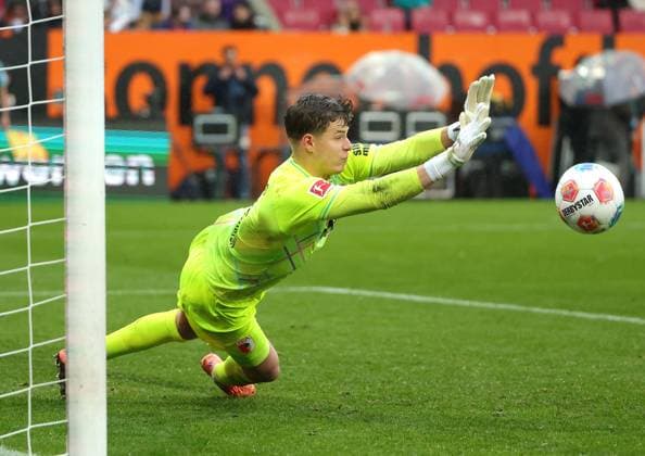 04 10 2025, 1 Bundesliga , FC Augsburg vs VfL Wolfsburg, WWK Arena Augsburg , Soccer, Sports, in the picture Finn Dahmen FC Augsburg saves
