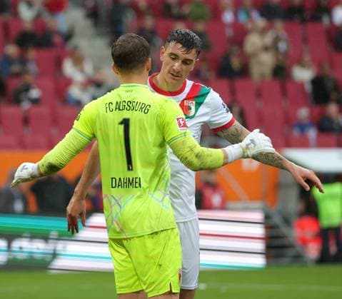 04 10 2025, 1 Bundesliga , FC Augsburg vs VfL Wolfsburg, WWK Arena Augsburg , Soccer, Sports, in the picture Finn Dahmen FC Augsburg saves and celebrates