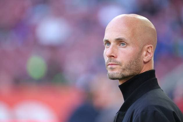 04.10.2025, 1. Bundesliga , FC Augsburg vs VfL Wolfsburg, WWK Arena Augsburg , Fussball, im Bild: Paul Simonis (VfL Wolfsburg)