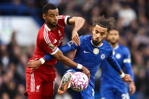 Chelsea gegen Liverpool 04 Oktober 2025, London Premier League Fußball Chelsea gegen Liverpool Cody Gakpo von Liverpool und Malo Gusto von Chelsea Foto Jacques Feeney Abseits London UK  Copyright: xJacquesxFeeneyx xOffsidexOffside