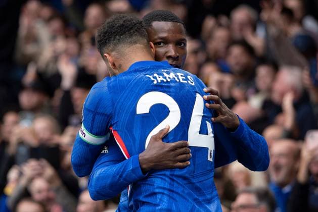 4th October 2025; Stamford Bridge, Chelsea, London, England: Premier League Football, Chelsea versus Liverpool; Mois& xe9;s Caicedo of Chelsea celebrates scoring Chelsea& x2019;s first goal in the 17th minute with Reece James of Chelsea  IanxStephen
