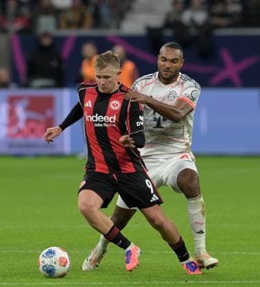 Jonathan Tah against Johny Burkhardt li photographed at the soccer Bundesliga match Eintracht Frankfurt against FC Bayern Munich on 4 10 2025 in Frankfurt DFL DFB REGULATIONS PROHIBIT ANY USE OF PHOTOGRAPHS as IMAGE SEQUENCES and or QUASI VIDEO