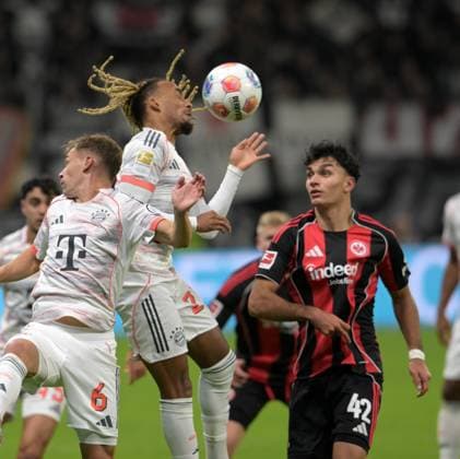 Sacha Boey li against Can Uzun photographed at the soccer Bundesliga match Eintracht Frankfurt against FC Bayern Munich on 4 10 2025 in Frankfurt DFL DFB REGULATIONS PROHIBIT ANY USE OF PHOTOGRAPHS as IMAGE SEQUENCES and or QUASI VIDEO