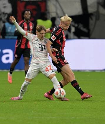 Lennart Karl Li vs Oscar Höjlund photographed at the soccer Bundesliga match Eintracht li vs Arthur Teathe Frankfurt vs FC Bayern Munich on 4 10 2025 in Frankfurt DFL DFB REGULATIONS PROHIBIT ANY USE OF PHOTOGRAPHS as IMAGE SEQUENCES and or QUASI VIDEO