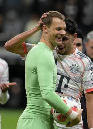 Aleksandar Pavlovic Re and Manuel Neuer cheer after the victory photographed at the soccer Bundesliga match Eintracht Frankfurt vs FC Bayern Munich on 4 10 2025 in Frankfurt DFL DFB REGULATIONS PROHIBIT ANY USE OF PHOTOGRAPHS as IMAGE SEQUENCES and or QUASI VIDEO