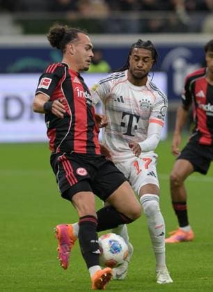Arthur Theate Li against Michael Olise Re photographed at the soccer Bundesliga match Eintracht Frankfurt against FC Bayern Munich on 4 10 2025 in Frankfurt DFL DFB REGULATIONS PROHIBIT ANY USE OF PHOTOGRAPHS as IMAGE SEQUENCES and or QUASI VIDEO