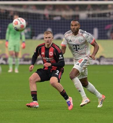 Jonathan Tah against Johny Burkhardt li photographed at the soccer Bundesliga match Eintracht Frankfurt against FC Bayern Munich on 4 10 2025 in Frankfurt DFL DFB REGULATIONS PROHIBIT ANY USE OF PHOTOGRAPHS as IMAGE SEQUENCES and or QUASI VIDEO