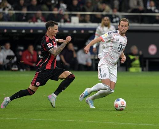 Harry Kane vs Robin Koch li photographed at the soccer Bundesliga match Eintracht Frankfurt vs FC Bayern Munich on 4 10 2025 in Frankfurt DFL DFB REGULATIONS PROHIBIT ANY USE OF PHOTOGRAPHS as IMAGE SEQUENCES and or QUASI VIDEO