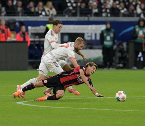 Konrad Laimer li falls Ritsu Doan on the ground And Leon Goretzka hi photographed at the soccer Bundesliga match Eintracht Frankfurt vs FC Bayern Munich on 4 10 2025 in Frankfurt DFL DFB REGULATIONS PROHIBIT ANY USE OF PHOTOGRAPHS as IMAGE SEQUENCES and or QUASI VIDEO
