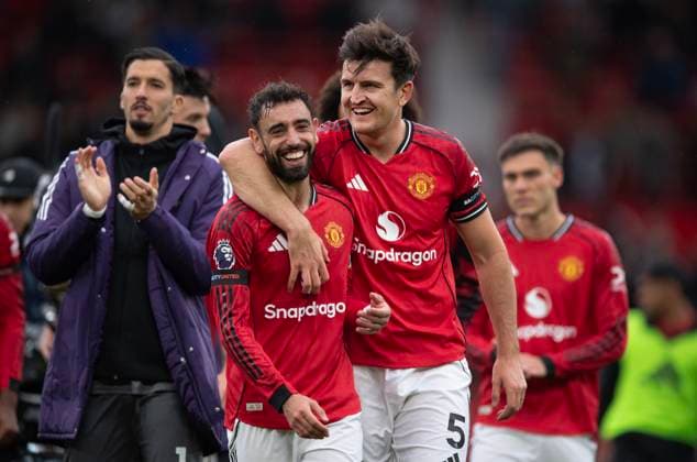 Manchester United, ManU v Sunderland - Premier League MANCHESTER, ENGLAND - OCTOBER 4: Bruno Fernandes and Harry Maguire of Manchester United celebrate after the Premier League match between Manchester United and Sunderland at Old Trafford on October 4, 2025 in Manchester, England. Bruno Fernandes; Harry Maguire Manchester Old Trafford England United Kingdom Copyright: xVisionhausx 776340422