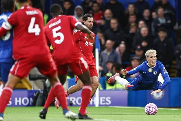 Chelsea gegen Liverpool 04. Oktober 2025, London Premier League Fußball Chelsea gegen Liverpool Alejandro Garnacho von Chelsea fällt im Strafraum Foto Jacques Feeney Abseits London UK  Copyright: xJacquesxFeeneyx xOffsidexOffside