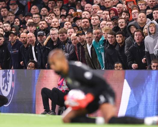 Chelsea gegen Liverpool 04. Oktober 2025, London Premier League Fußball Chelsea gegen Liverpool Fans schauen zu Foto Jacques Feeney Abseits London UK  Copyright: xJacquesxFeeneyx xOffsidexOffside