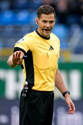 Dr Max Burda referee, gives instructions, gestures, gesticulates with arms, single picture, single photo, action, action, 04 10 2025, Mannheim Germany , Football, 3 Liga, SV Waldhof Mannheim VfL Osnabrück, DFB DFL REGULATIONS PROHIBIT ANY USE OF PHOTOGRAPHS AS IMAGE SEQUENCES AND OR QUASI VIDEO xozx