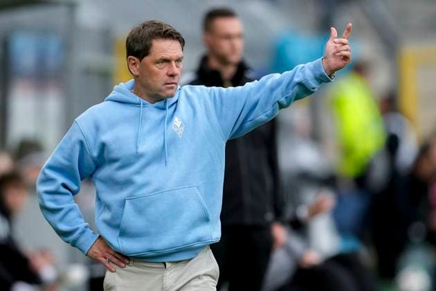Luc Holtz coach, head coach, SVWM , gives instructions, gestures, gesticulates with arms, single image, single photo, action, action, 04 10 2025, Mannheim Germany , football, 3 Liga, SV Waldhof Mannheim VfL Osnabrück, DFB DFL REGULATIONS PROHIBIT ANY USE OF PHOTOGRAPHS AS IMAGE SEQUENCES AND OR QUASI VIDEO xozx