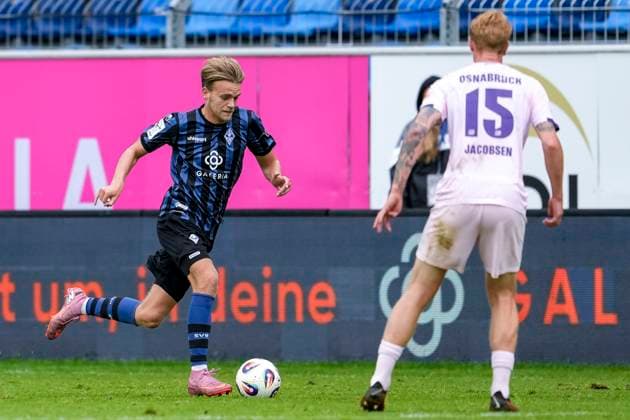 v li Nicklas Shipnoski SVWM, 7 , Bjarke Jacobsen Osnabrück, 15 , Action, Action, Game scene, 04 10 2025, Mannheim Germany , Soccer, 3 Liga, SV Waldhof Mannheim VfL Osnabrück, DFB DFL REGULATIONS PROHIBIT ANY USE OF PHOTOGRAPHS AS IMAGE SEQUENCES AND OR QUASI VIDEO xozx