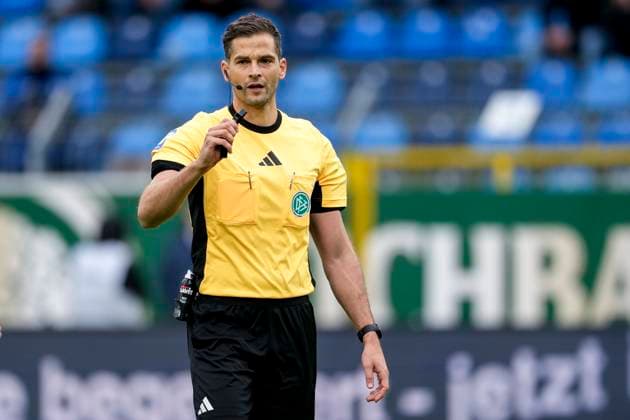 Dr Max Burda Referee , Single Image, Single Photo, Action, Action, 04 10 2025, Mannheim Germany , Soccer, 3 Liga, SV Waldhof Mannheim VfL Osnabrück, DFB DFL REGULATIONS PROHIBIT ANY USE OF PHOTOGRAPHS AS IMAGE SEQUENCES AND OR QUASI VIDEO xozx