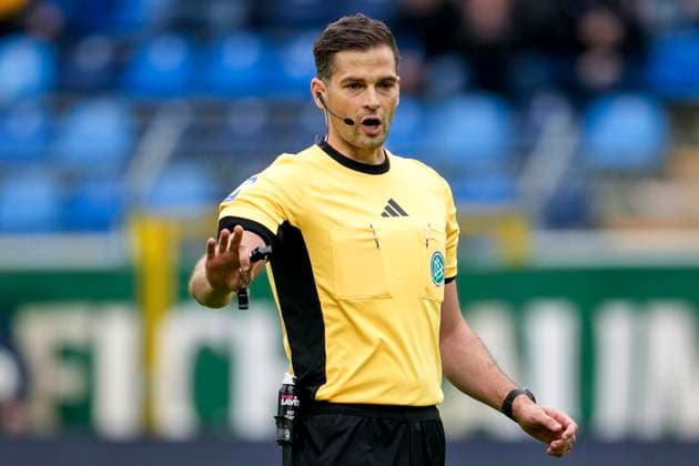 Dr Max Burda referee, gives instructions, gestures, gesticulates with arms, single picture, single photo, action, action, 04 10 2025, Mannheim Germany , Football, 3 Liga, SV Waldhof Mannheim VfL Osnabrück, DFB DFL REGULATIONS PROHIBIT ANY USE OF PHOTOGRAPHS AS IMAGE SEQUENCES AND OR QUASI VIDEO xozx