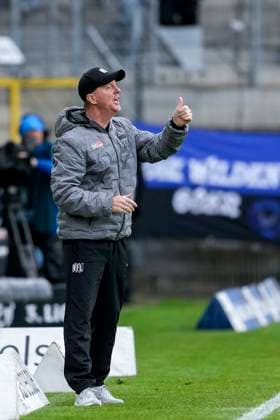 Timo Schultz coach, head coach, VfL Osnabrück , gives instructions, gestures, gesticulates with arms, cropped, full body, single image, single photo, action, action, 04 10 2025, Mannheim Germany , Football, 3 Liga, SV Waldhof Mannheim VfL Osnabrück, DFB DFL REGULATIONS PROHIBIT ANY USE OF PHOTOGRAPHS AS IMAGE SEQUENCES AND OR QUASI VIDEO xozx