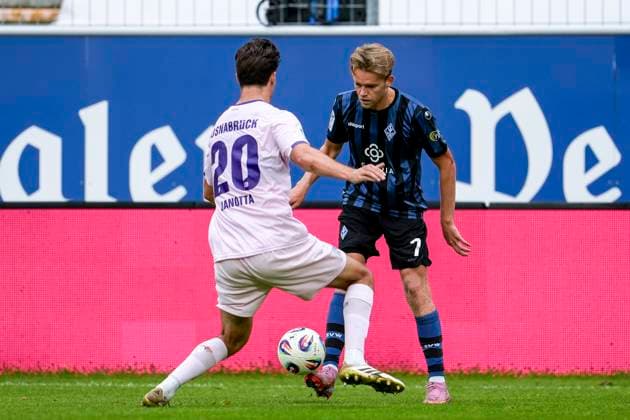 v li Theo Janotta Osnabrück, 20 , Nicklas Shipnoski SVWM, 7 , duel, duel, tackle, tackling, dynamics, action, action, 04 10 2025, Mannheim Germany , Football, 3 Liga, SV Waldhof Mannheim VfL Osnabrück, DFB DFL REGULATIONS PROHIBIT ANY USE OF PHOTOGRAPHS AS IMAGE SEQUENCES AND OR QUASI VIDEO xozx