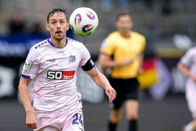 Jannik Müller Osnabrück, 24 , on the ball, single picture, single photo, action, action, 04 10 2025, Mannheim Germany , Soccer, 3 Liga, SV Waldhof Mannheim VfL Osnabrück, DFB DFL REGULATIONS PROHIBIT ANY USE OF PHOTOGRAPHS AS IMAGE SEQUENCES AND OR QUASI VIDEO xozx