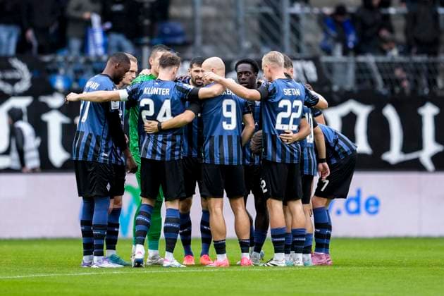 Players from SV Waldhof Mannheim SVWM , swear in with a team circle before kick-off, circle, team circle, concentration, camaraderie, speech, motivation, 04 10 2025, Mannheim Germany , Football, 3 Liga, SV Waldhof Mannheim VfL Osnabrück, DFB DFL REGULATIONS PROHIBIT ANY USE OF PHOTOGRAPHS AS IMAGE SEQUENCES AND OR QUASI VIDEO xozx