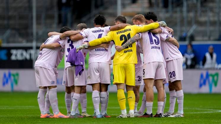 Players from VfL Osnabrück, swear in with a team circle before kick-off, circle, team circle, concentration, camaraderie, speech, motivation, 04 10 2025, Mannheim Germany , Football, 3 Liga, SV Waldhof Mannheim VfL Osnabrück, DFB DFL REGULATIONS PROHIBIT ANY USE OF PHOTOGRAPHS AS IMAGE SEQUENCES AND OR QUASI VIDEO xozx