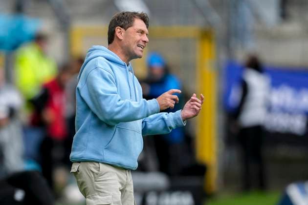 Luc Holtz coach, head coach, SVWM , gives instructions, gestures, gesticulates with arms, single image, single photo, action, action, 04 10 2025, Mannheim Germany , football, 3 Liga, SV Waldhof Mannheim VfL Osnabrück, DFB DFL REGULATIONS PROHIBIT ANY USE OF PHOTOGRAPHS AS IMAGE SEQUENCES AND OR QUASI VIDEO xozx