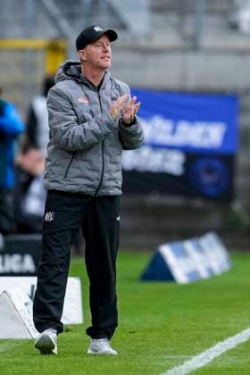 Timo Schultz coach, head coach, VfL Osnabrück , gives instructions, gestures, gesticulates with arms, cropped, full body, single image, single photo, action, action, 04 10 2025, Mannheim Germany , Football, 3 Liga, SV Waldhof Mannheim VfL Osnabrück, DFB DFL REGULATIONS PROHIBIT ANY USE OF PHOTOGRAPHS AS IMAGE SEQUENCES AND OR QUASI VIDEO xozx