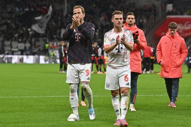 Ice pack on the right foot of Harry KANE Bayern Muenchen after the end of the match re Joshua KIMMICH Bayern Muenchen , Schlssjubel Football 1 Bundesliga Season 2025 2026, Matchday 6, Matchday 06, Eintracht Frankfurt FC Bayern Muenchen 0 3 on 04 10 2025 DEUTSCHE BANK PARK