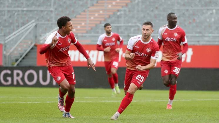 04 10 2025, xfsx, Men, Soccer, Season 2025 2026, Regionalliga Bayern, 12 Matchday FC Wuerzburger Kickers FC Memmingen 1907 v li Liam Omore FC Wuerzburger Kickers , Ebrahim Fahrahnak FC Wuerzburger Kickers , Dominik Meisel FC Wuerzburger Kickers , Tarsis Bonga FC Wuerzburger Kickers with goal celebration, celebrate the goal, goal celebration, celebration of the goal to 1 0 Wuerzburg AKON ARENA Bayern Germany