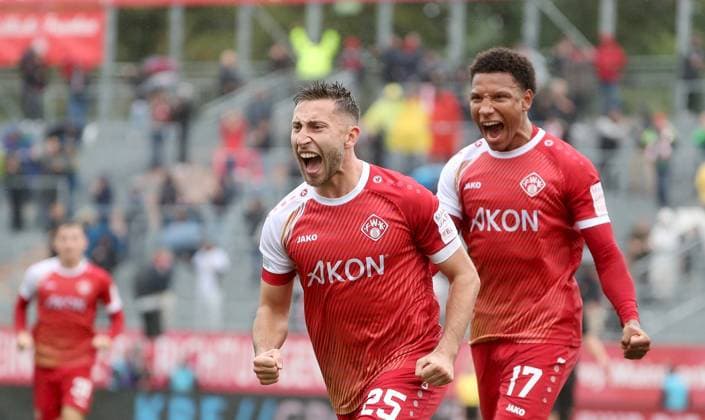 04 10 2025, xfsx, Herren, Fußball, Saison 2025 2026, Regionalliga Bayern, 12 Spieltag FC Wuerzburger Kickers FC Memmingen 1907 v li Dominik Meisel FC Wuerzburger Kickers , Liam Omore FC Wuerzburger Kickers mit Torjubel, celebrate the goal, goal celebration, Jubel über das Tor zum 1 0 Wuerzburg AKON ARENA Bayern Deutschland