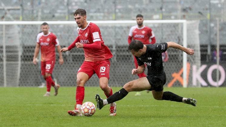 04 10 2025, xfsx, Men, Soccer, Season 2025 2026, Regionalliga Bayern, 12 Matchday FC Wuerzburger Kickers FC Memmingen 1907 v li Marius Uhl FC Wuerzburger Kickers , Maximilian Dolinski FC Memmingen Wuerzburg AKON ARENA Bayern Germany