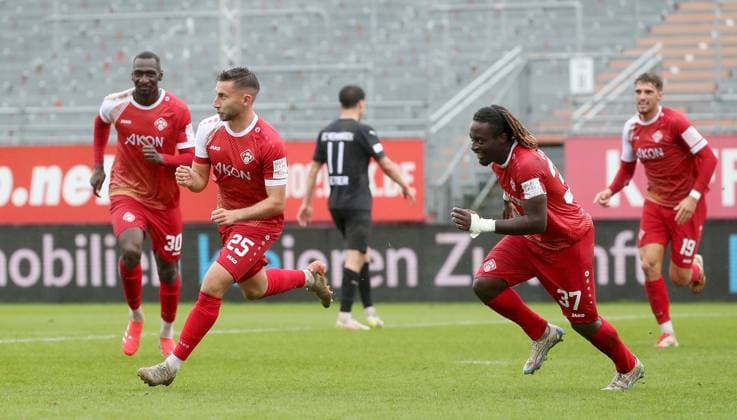 04 10 2025, xfsx, Men, Soccer, Season 2025 2026, Regionalliga Bayern, 12 Matchday FC Wuerzburger Kickers FC Memmingen 1907 v li Tarsis Bonga FC Wuerzburger Kickers , Dominik Meisel FC Wuerzburger Kickers , Luis Vetter FC Memmingen , Eliot Muteba FC Wuerzburger Kickers , Marius Uhl FC Wuerzburger Kickers cheer after the match Wuerzburg AKON ARENA Bayern Germany