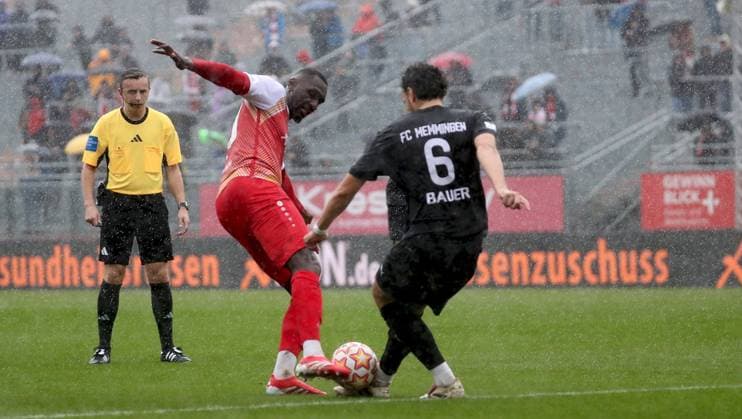 04 10 2025, xfsx, Men, Soccer, Season 2025 2026, Regionalliga Bayern, 12 Matchday FC Wuerzburger Kickers FC Memmingen 1907 v li Referee Jonas Krzyzanowski, Tarsis Bonga FC Wuerzburger Kickers , David Bauer FC Memmingen Wuerzburg AKON ARENA Bayern Germany