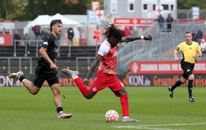 04 10 2025, xfsx, Men, Soccer, Season 2025 2026, Regionalliga Bayern, 12 Matchday FC Wuerzburger Kickers FC Memmingen 1907 v li David Guenes FC Memmingen , Cherif Cisse FC Wuerzburger Kickers , Referee Jonas Krzyzanowski Wuerzburg AKON ARENA Bayern Germany