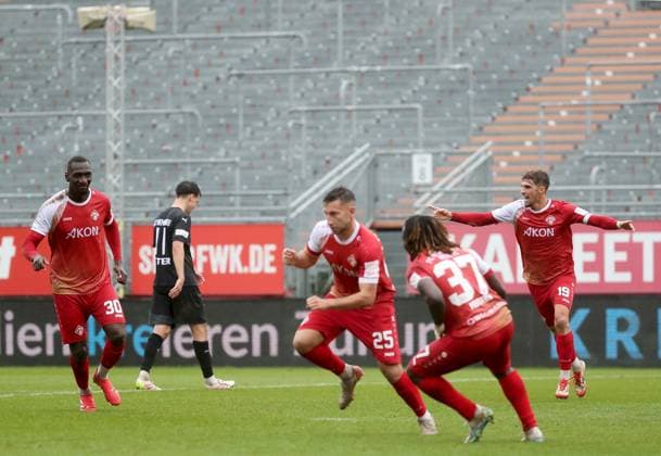 04 10 2025, xfsx, Men, Soccer, Season 2025 2026, Regionalliga Bayern, 12 Matchday FC Wuerzburger Kickers FC Memmingen 1907 v li Tarsis Bonga FC Wuerzburger Kickers , Luis Vetter FC Memmingen , Dominik Meisel FC Wuerzburger Kickers , Eliot Muteba FC Wuerzburger Kickers , Marius Uhl FC Wuerzburger Kickers with goal celebration, celebrate the goal, goal celebration, jubilation over the goal to 1 0 Wuerzburg AKON ARENA Bayern Germany