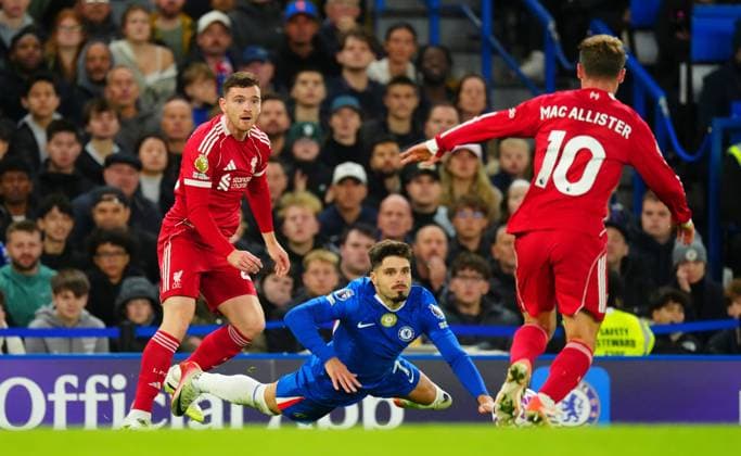 Pedro Neto of Chelsea goes down under pressure from Andrew Robertson of Liverpool Chelsea v Liverpool, Premier League, Football, Stamford Bridge, London, UK - 04 Oct 2025London Stamford Bridge United Kingdom EDITORIAL USE ONLY No use with unauthorised audio, video, data, fixture lists, club league logos or live services. Online in-match use limited to 120 images, no video emulation. No use in betting, games or single club league player publications. Copyright: xJavierxGarcia Shutterstockx 15515828dw