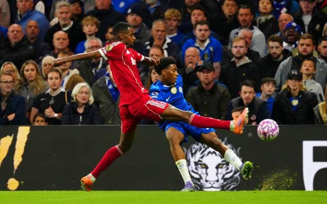 Josh Acheampong of Chelsea clears under pressure from Alexander Isak of Liverpool Chelsea v Liverpool, Premier League, Football, Stamford Bridge, London, UK - 04 Oct 2025London Stamford Bridge United Kingdom EDITORIAL USE ONLY No use with unauthorised audio, video, data, fixture lists, club league logos or live services. Online in-match use limited to 120 images, no video emulation. No use in betting, games or single club league player publications. Copyright: xJavierxGarcia Shutterstockx 15515828dx