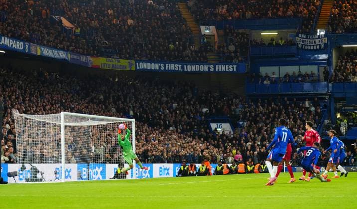 Liverpool goalkeeper Giorgi Mamardashvili saves Chelsea v Liverpool, Premier League, Football, Stamford Bridge, London, UK - 04 Oct 2025London Stamford Bridge United Kingdom EDITORIAL USE ONLY No use with unauthorised audio, video, data, fixture lists, club league logos or live services. Online in-match use limited to 120 images, no video emulation. No use in betting, games or single club league player publications. Copyright: xJavierxGarcia Shutterstockx 15515828hl