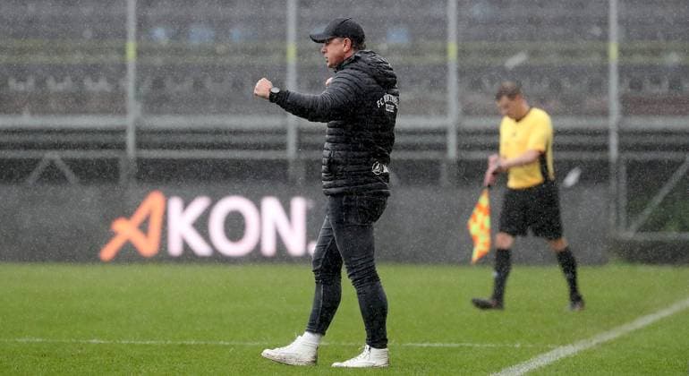 04 10 2025, xfsx, Herren, Fußball, Saison 2025 2026, Regionalliga Bayern, 12 Spieltag FC Wuerzburger Kickers FC Memmingen 1907 v li Trainer Marc Reitmaier FC Wuerzburger Kickers jubilates after the end of the match, clipping, single image, Aktion Wuerzburg AKON ARENA Bayern Germany