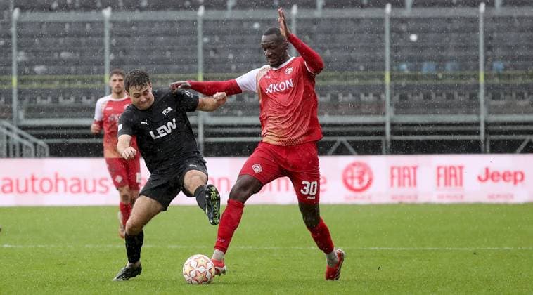 04 10 2025, xfsx, Men, Soccer, Season 2025 2026, Regionalliga Bayern, 12 Matchday FC Wuerzburger Kickers FC Memmingen 1907 v li Marius Uhl FC Wuerzburger Kickers , Maximilian Dolinski FC Memmingen , Tarsis Bonga FC Wuerzburger Kickers Wuerzburg AKON ARENA Bayern Germany