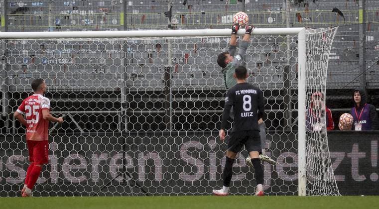 04 10 2025, xfsx, Men, Soccer, Season 2025 2026, Regionalliga Bayern, 12 Matchday FC Wuerzburger Kickers FC Memmingen 1907 v li Dominik Meisel FC Wuerzburger Kickers , Johann Hipper FC Wuerzburger Kickers , Fabian Lutz FC Memmingen Wuerzburg AKON ARENA Bayern Germany