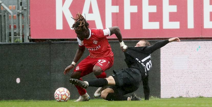 04 10 2025, xfsx, Men, Soccer, Season 2025 2026, Regionalliga Bayern, 12 Matchday FC Wuerzburger Kickers FC Memmingen 1907 v li Eliot Muteba FC Wuerzburger Kickers , Kim Bryan Paschek FC Memmingen Wuerzburg AKON ARENA Bayern Germany