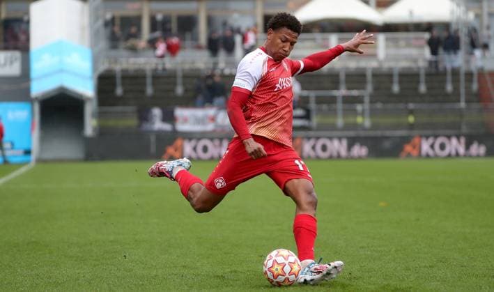 04 10 2025, xfsx, Herren, Fußball, Saison 2025 2026, Regionalliga Bayern, 12 Spieltag FC Wuerzburger Kickers FC Memmingen 1907 v li Liam Omore FC Wuerzburger Kickers , Freisteller, Einzelbild, Aktion Wuerzburg AKON ARENA Bayern Deutschland