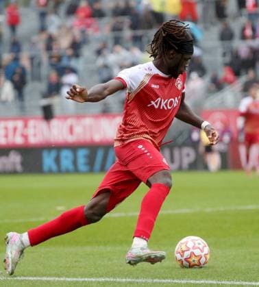 04 10 2025, xfsx, Herren, Fußball, Saison 2025 2026, Regionalliga Bayern, 12 Spieltag FC Wuerzburger Kickers FC Memmingen 1907 v li Cherif Cisse FC Wuerzburger Kickers , Freisteller, Einzelbild, Aktion Wuerzburg AKON ARENA Bayern Deutschland
