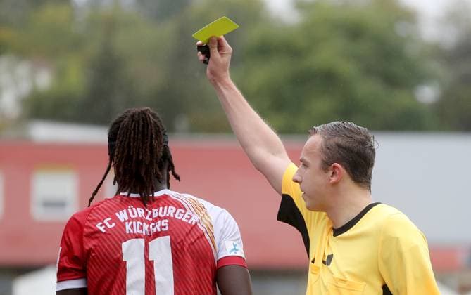 04 10 2025, xfsx, Herren, Fußball, Saison 2025 2026, Regionalliga Bayern, 12 Spieltag FC Wuerzburger Kickers FC Memmingen 1907 v li Cherif Cisse FC Wuerzburger Kickers gets the yellow card from referee Jonas Krzyzanowski, yellow card Wuerzburg AKON ARENA Bayern Germany