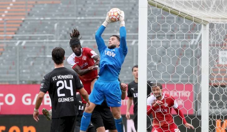 04 10 2025, xfsx, Men, Soccer, Season 2025 2026, Regionalliga Bayern, 12 Matchday FC Wuerzburger Kickers FC Memmingen 1907 v li David Guenes FC Memmingen , Cherif Cisse FC Wuerzburger Kickers , Dominik Dewein FC Memmingen Wuerzburg AKON ARENA Bayern Germany
