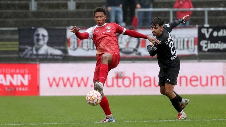 04 10 2025, xfsx, Men, Soccer, Season 2025 2026, Regionalliga Bayern, 12 Matchday FC Wuerzburger Kickers FC Memmingen 1907 v li Liam Omore FC Wuerzburger Kickers , Nico Nollenberger FC Memmingen Wuerzburg AKON ARENA Bayern Germany